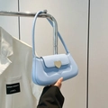 Bolso de hombro minimalista de cuero azul claro con hebilla metálica dorada de corazón - Azul
