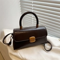 Borsa vintage marrone caffè scuro con texture stropicciata lucida e chiusura dorata - Marrone Scuro