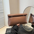 Bolso de mano trenzado marrón con solapa superior y herrajes metálicos versátiles - Marrón