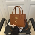 Bolso tote marrón de cuero granulado con colgante de ciervo dorado y correa - Marrón