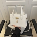Bolso tote blanco de cuero granulado con colgante de ciervo dorado y bandolera - Blanco