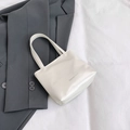 Borsa tote minimalista in pelle bianco crema con testo Fashion & Bags su sfondo di un blazer - Bianco