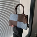Bolso de mano moderno con diseño de bloques en marrón oscuro y gris azulado y asas - Marrón