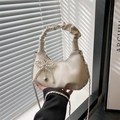 Borsa a mano bianca con manico arricciato e ciondolo a fiocco di perle per donna - Senza Ciondolo / Bianco