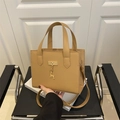Bolso tote minimalista color camello con textura lichi y colgante de ciervo dorado - Caqui