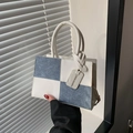 Bolso de cuadros azul y blanco con asas dobles y detalle de colgante de moda - Blanco