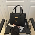 Bolso tote negro minimalista de cuero granulado con elegante colgante de ciervo dorado - Negro