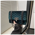 Detail van groene gewatteerde fluwelen crossbodytas met ketting en draaislot - Groen