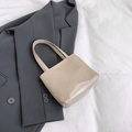 Borsa tote beige lucida minimalista con scritta Fashion & Bags bianca su grigio - Kaki