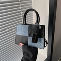 Bolso de mano de moda en negro y azul con diseño de cuadros y asas superiores - Negro