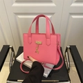 Sac fourre-tout rose en cuir grainé avec pendentif cerf doré et bandoulière amovible - Rose rosé