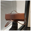 Gros plan sur la texture crocodile marron du sac à bandoulière avec poignée haute - Marron