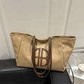 Große Tragetasche aus hellbraunem Kunstleder mit rundem, ausgehöhltem HB-Logo - Khaki