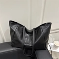 Minimalistische schwarze Tragetasche aus Kunstleder mit geprägtem Logo und Schultergurt - Schwarz