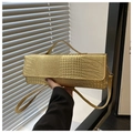 Detail der metallisch goldenen Krokodil-Strukturtasche mit Klappverschluss und Gurt - Gold