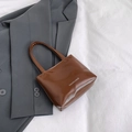 Piccola borsa marrone in ecopelle lucida con stampa Fashion & Bags per un look trendy - Marrone