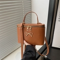 Borsa a mano vintage marrone caramello con fiocco dorato e tracolla regolabile - Marrone
