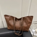 Vintage braune Leder-Einkaufstasche mit großem Fassungsvermögen und runder Monogramm-Prägung - Braun