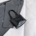 Borsa tote nera minimalista in ecopelle lucida con stampa Fashion & Bags sul fronte - Nero