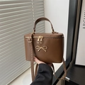 Borsa a mano retrò marrone scuro con fibbia a fiocco dorato e tracolla regolabile - Marrone