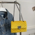 Chique mosterdgele fluwelen crossbodytas met V-stiksels en donkere kettingriem - Geel