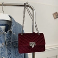 Elegante bordeauxrode fluwelen crossbodytas met gewatteerd patroon en ketting - Rood