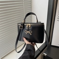 Sac boîte rétro noir avec nœud doré et bandoulière réglable pour femmes - Noir