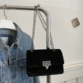 Zwarte fluwelen crossbodytas met chevron stiksel en zilveren metalen ketting - Zwart