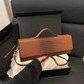 Sac à main marron effet crocodile avec bandoulière réglable dans un coffret cadeau luxe - Marron