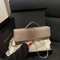 Sac à main beige élégant à motif crocodile avec poignée et fine bandoulière - Kaki