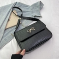 Borsa a mano chic in pelle nera a coccodrillo con elegante fiocco in metallo dorato - Nero
