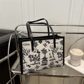 Borsa tote artistica con stampa paesaggistica in bianco e nero e manici in pelle - Nero