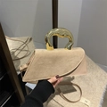 Bolso color albaricoque con asa metálica dorada irregular y correa de hombro ajustable - Caqui