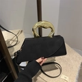 Bolso bandolera minimalista de ante negro con asa escultural de metal dorado - Negro
