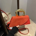 Bolso bandolera de cuero rojo con asa dorada única y solapa de ante elegante - Rojo