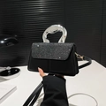 Bolso negro elegante con solapa de pedrería y asa metálica plateada para mujer - Negro