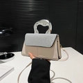 Bolso chic de cuero crema con solapa de pedrería plateada y asa ondulada - Blanco