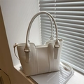 Borsa tote in pelle bianca minimalista con cuciture verticali e tracolla regolabile - Bianco