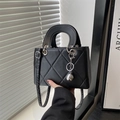 Borsa a mano trapuntata nera con ciondolo a sfera d'argento e tracolla staccabile chic - Nero