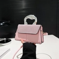 Bolso rosa claro con solapa de diamantes de imitación y asa de metal plateado - Rosa