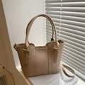 Borsa tote beige minimalista con cuciture verticali e anelli metallici dorati - Cachi