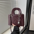 Borsa trapuntata bordeaux con ciondolo a sfera argentato e tracolla in stile chic - Marrone