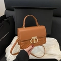 Bolso de cuero marrón caramelo con textura tejida y cierre giratorio en D dorado - Marrón