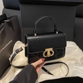 Elegante bolso de mano en cuero negro acolchado con cierre dorado y correa ajustable - Negro