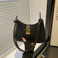 Schwarze Halbmond-Tasche mit goldener griechischer Schnalle und gedrehtem Seilriemen - Schwarz