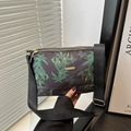 Sac fourre-tout noir à imprimé feuilles vertes avec trois zips et bandoulière large - Noir