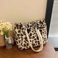 Minimalistische große Leopard-Plüsch-Tragetasche mit silbernem Kettenriemen - Weiß