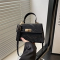 Schicke schwarze Handtasche mit Faltenstruktur, Goldschloss und verstellbarem Gurt für Damen - Schwarz