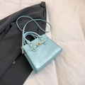 Chic sac à main bleu clair en similicuir avec serrure dorée et bandoulière amovible - Bleu