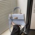 Hellblaue Mini-Handtasche mit Marmortextur, verstellbarem Gurt und goldenem Drehverschluss - Blau